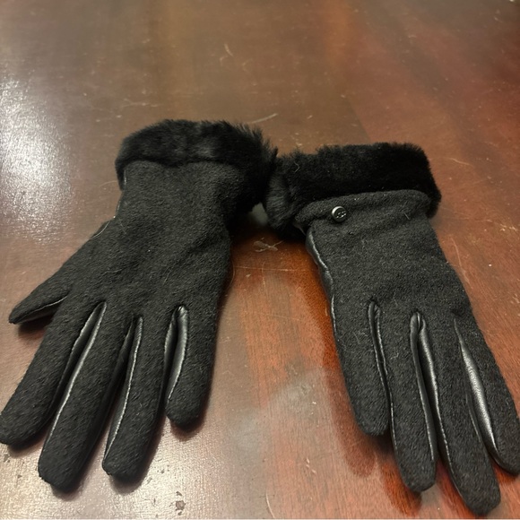UGG Black Fur-Trimmed Gloves - Picture 4 of 6
